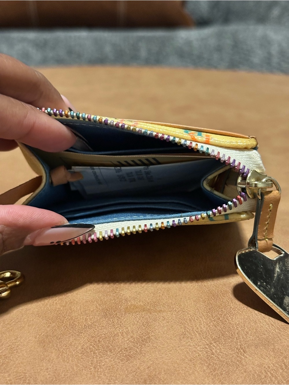 VTG Dooney & Bourke Multicolor DB Wallet White Rainbow Zip Heart Charm Y2K Rare - Picture 4 of 4